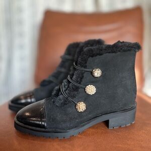 Elegant Black Women's Boots with Gold Accents and Fur